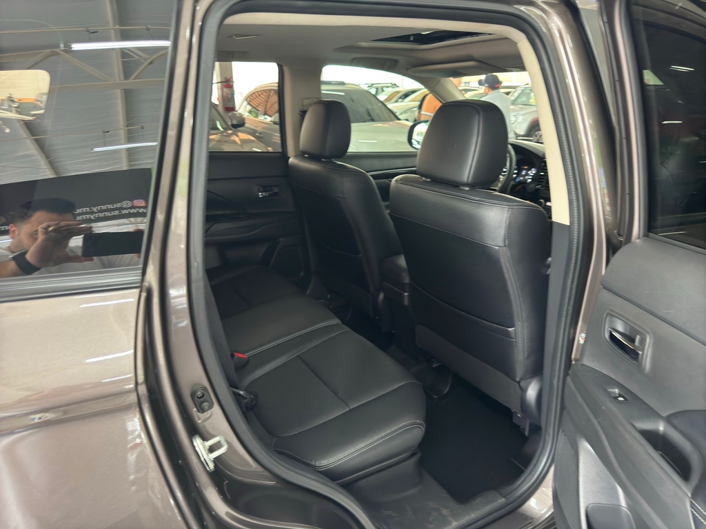 Mitsubishi Outlander Marrom