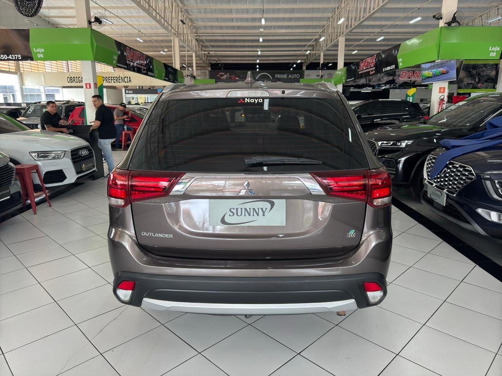 Mitsubishi Outlander Marrom