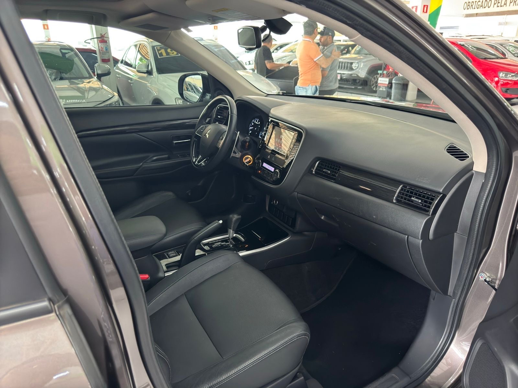 Mitsubishi Outlander Marrom