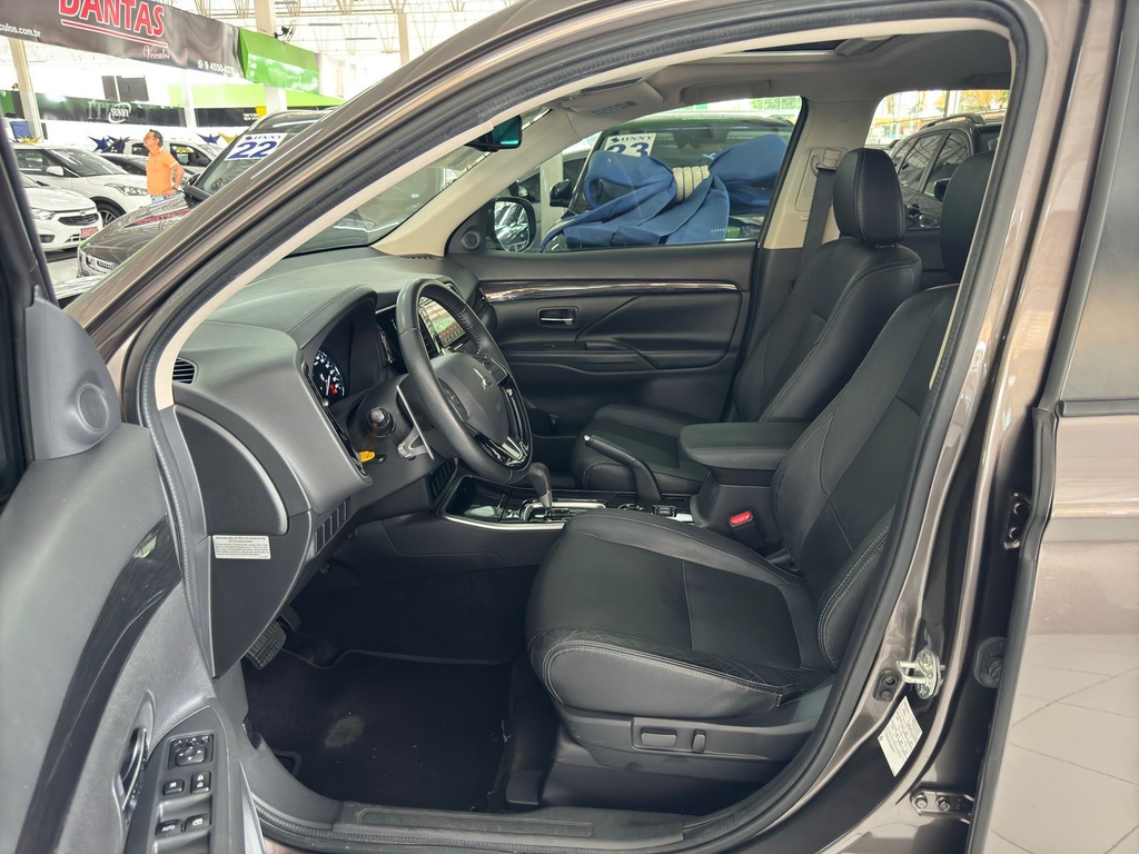 Mitsubishi Outlander Marrom