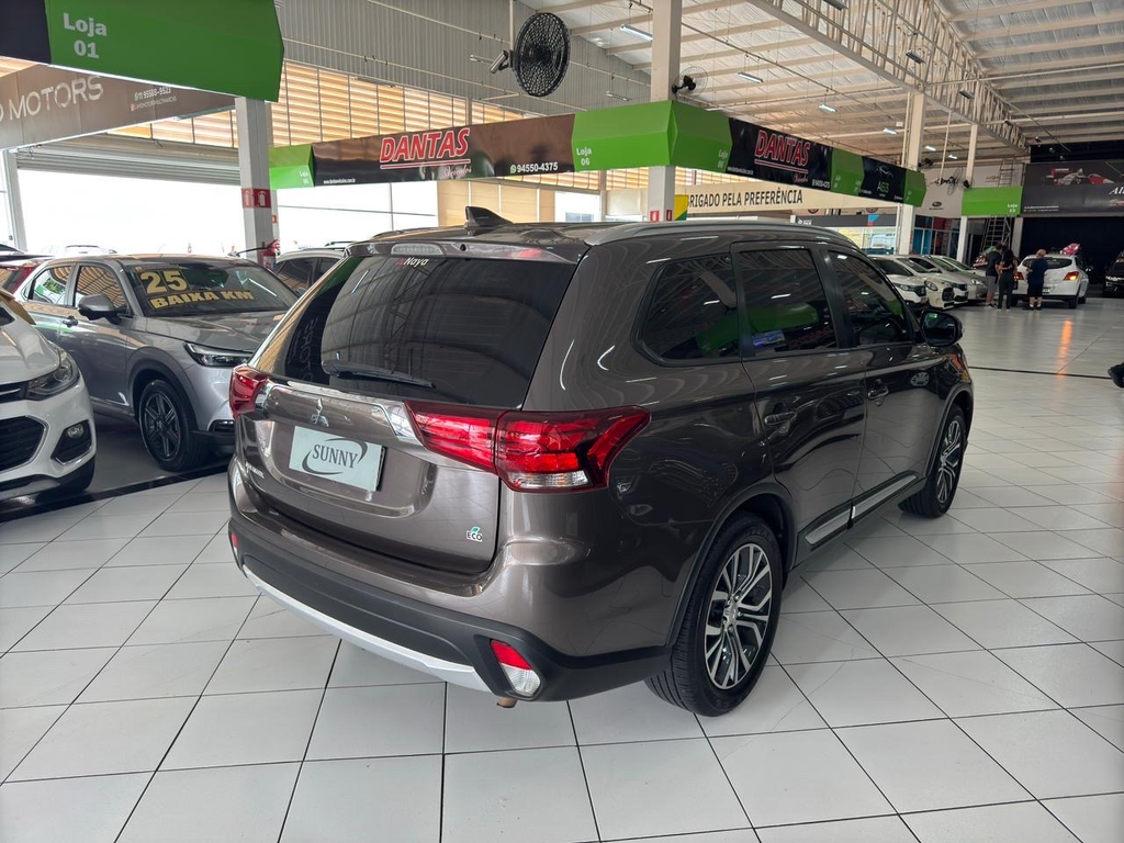 Mitsubishi Outlander Marrom