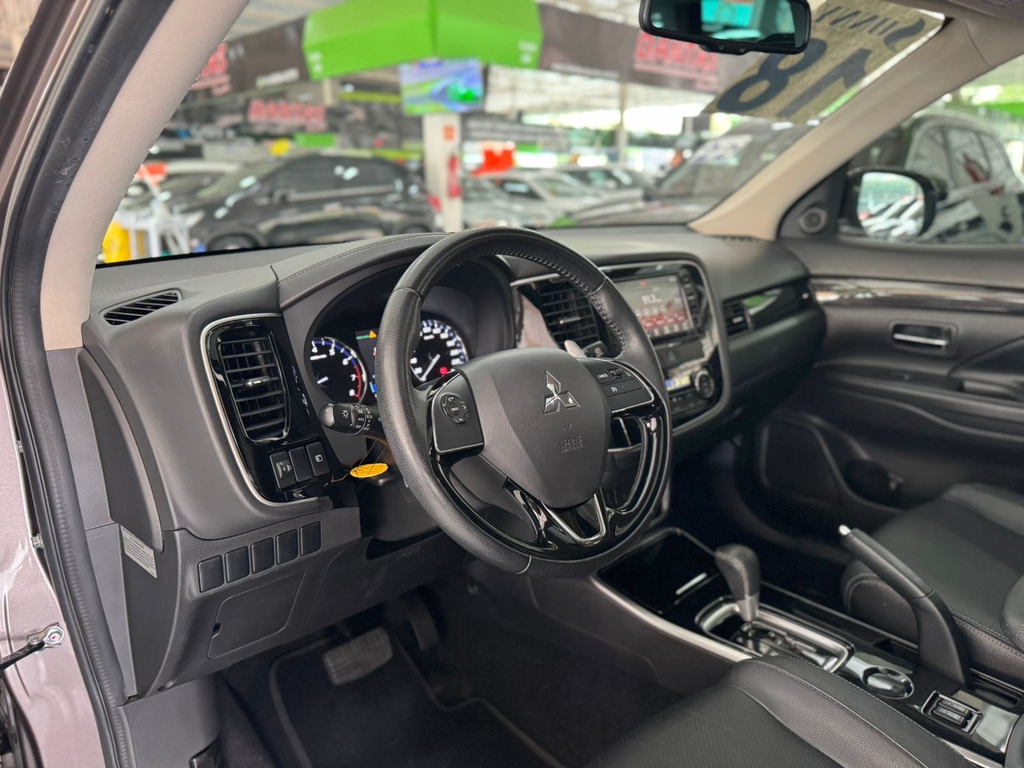 Mitsubishi Outlander Marrom