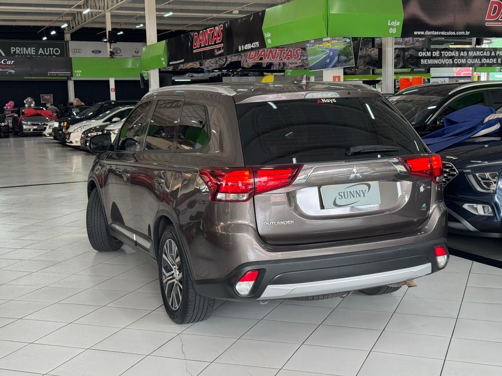 Mitsubishi Outlander Marrom