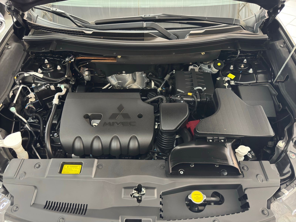 Mitsubishi Outlander Marrom