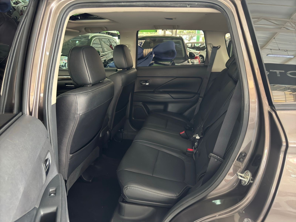 Mitsubishi Outlander Marrom