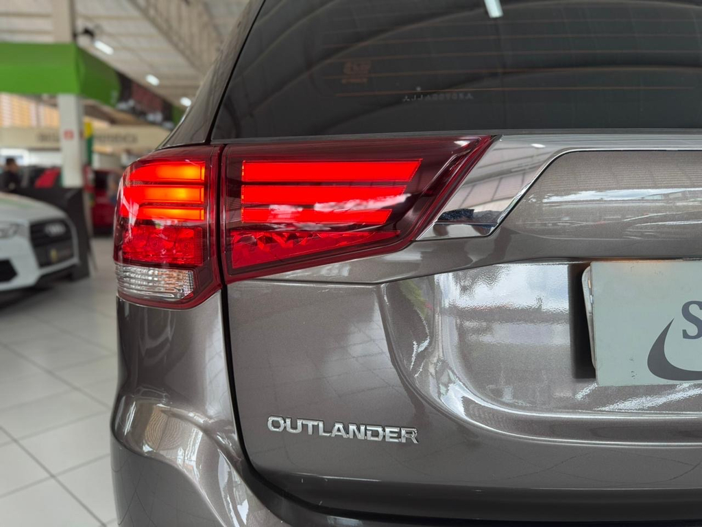 Mitsubishi Outlander Marrom
