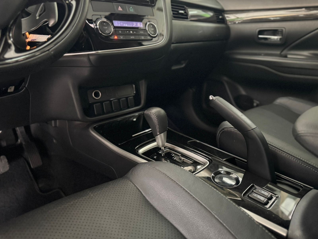 Mitsubishi Outlander Marrom