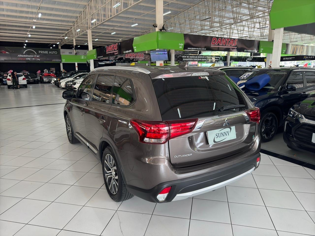 Mitsubishi Outlander Marrom
