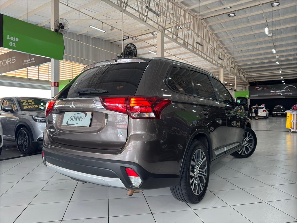 Mitsubishi Outlander Marrom