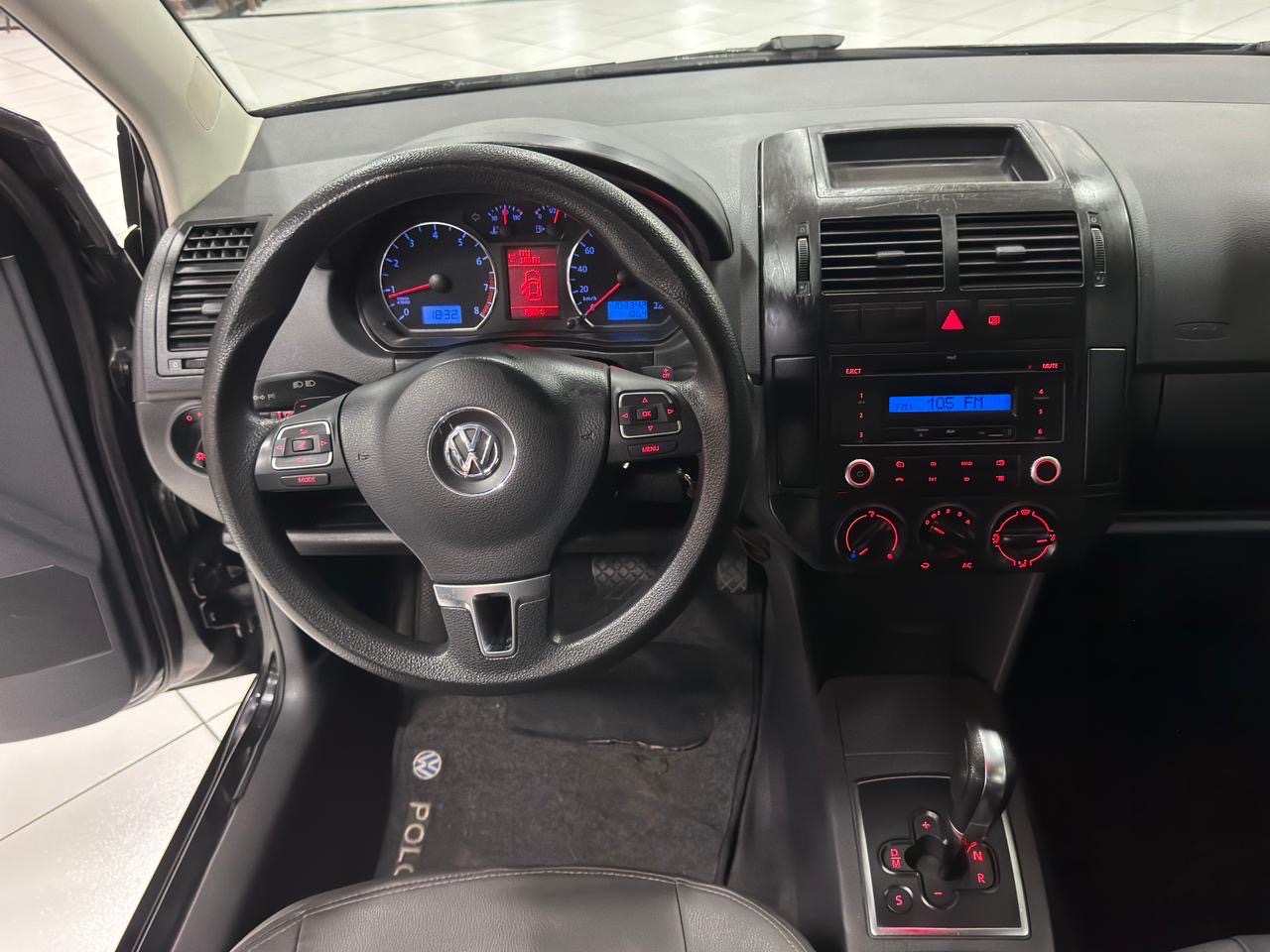 Volkswagen Polo Sedan Preto
