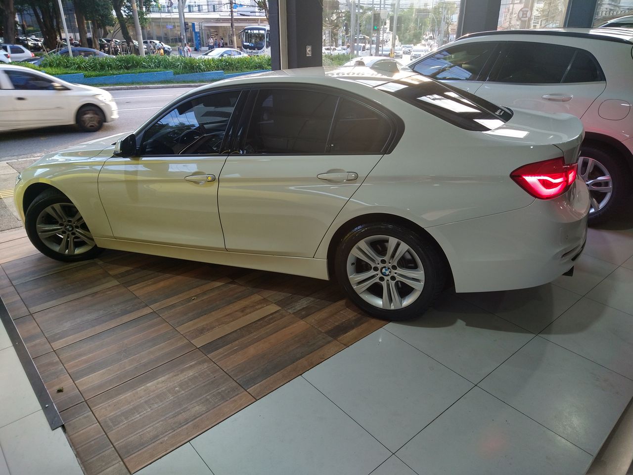 BMW 320i Branco