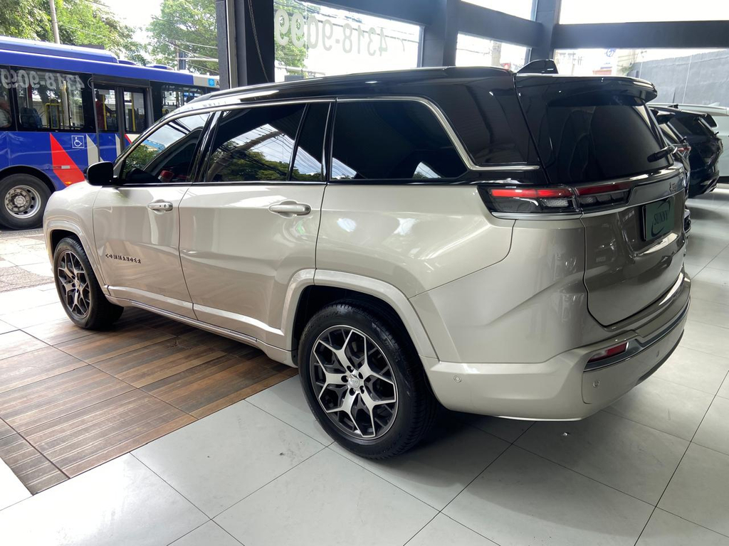 Jeep Commander Dourado