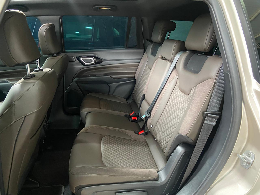Jeep Commander Dourado