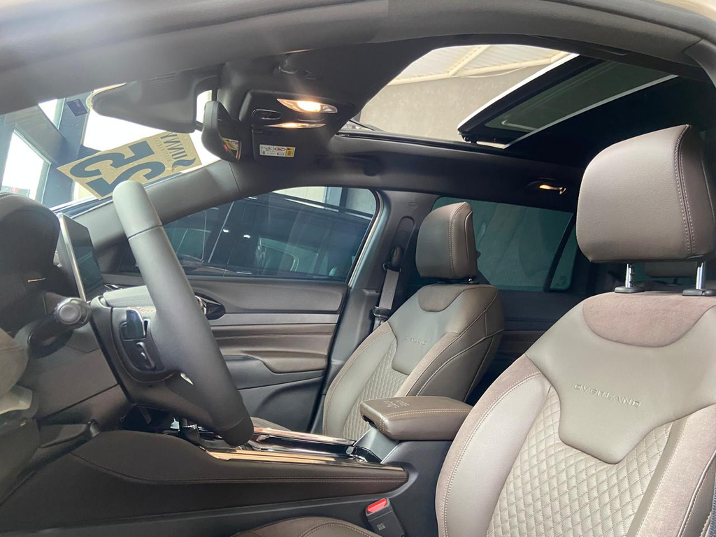Jeep Commander Dourado