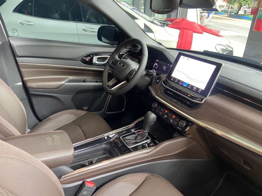 Jeep Commander Dourado
