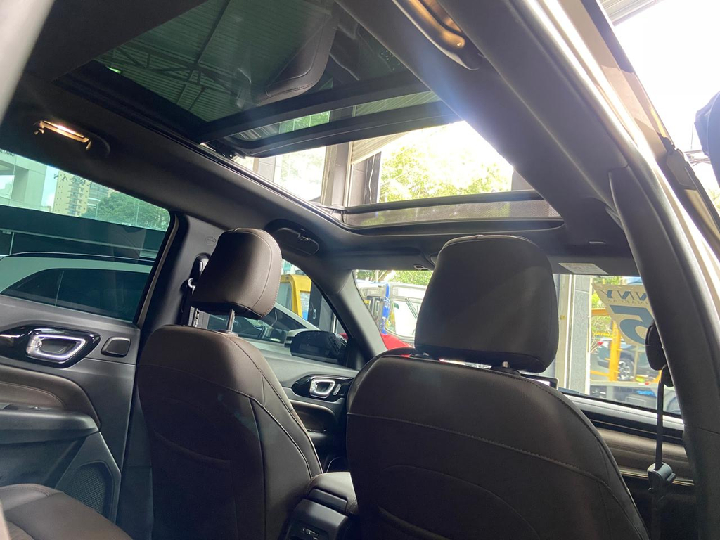Jeep Commander Dourado