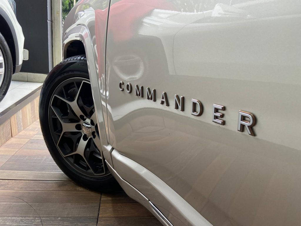 Jeep Commander Dourado