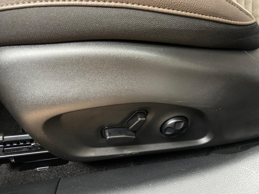 Jeep Commander Dourado