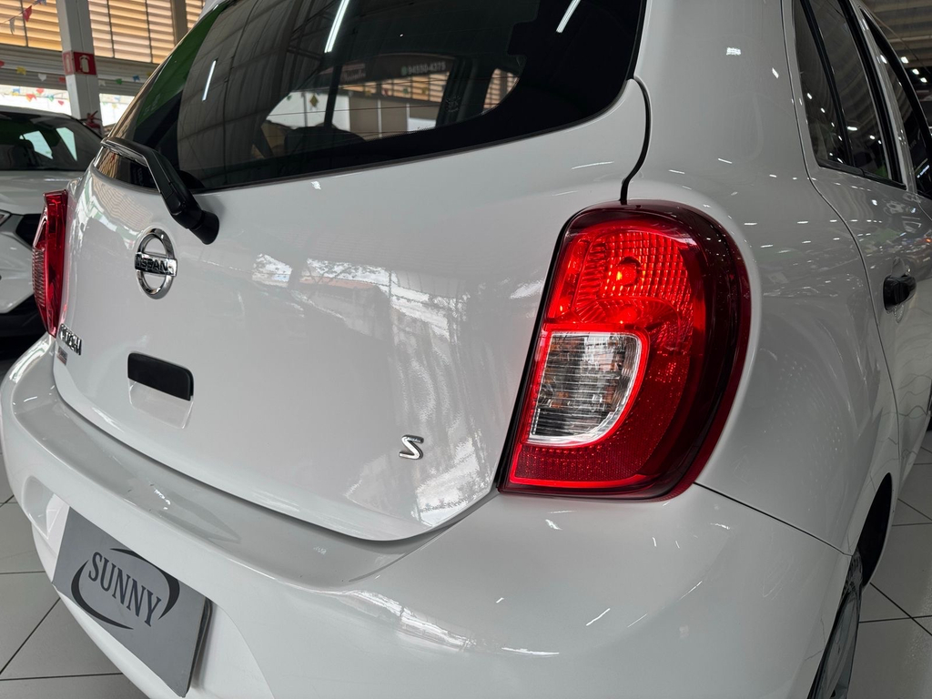 Nissan March Branco