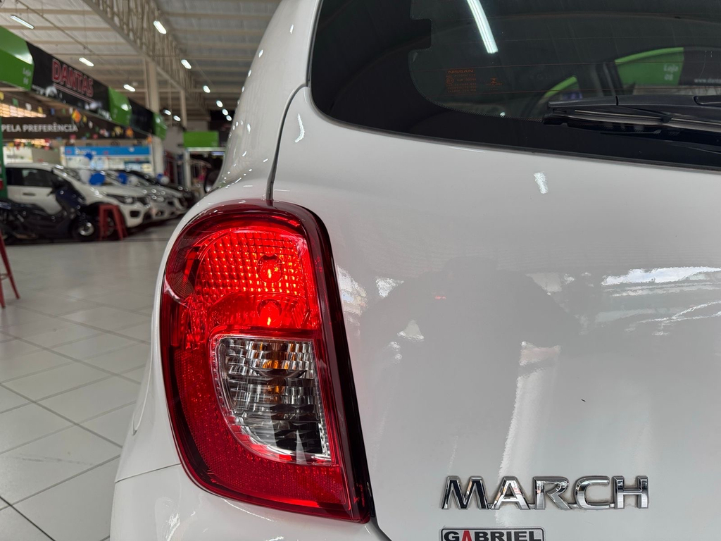 Nissan March Branco