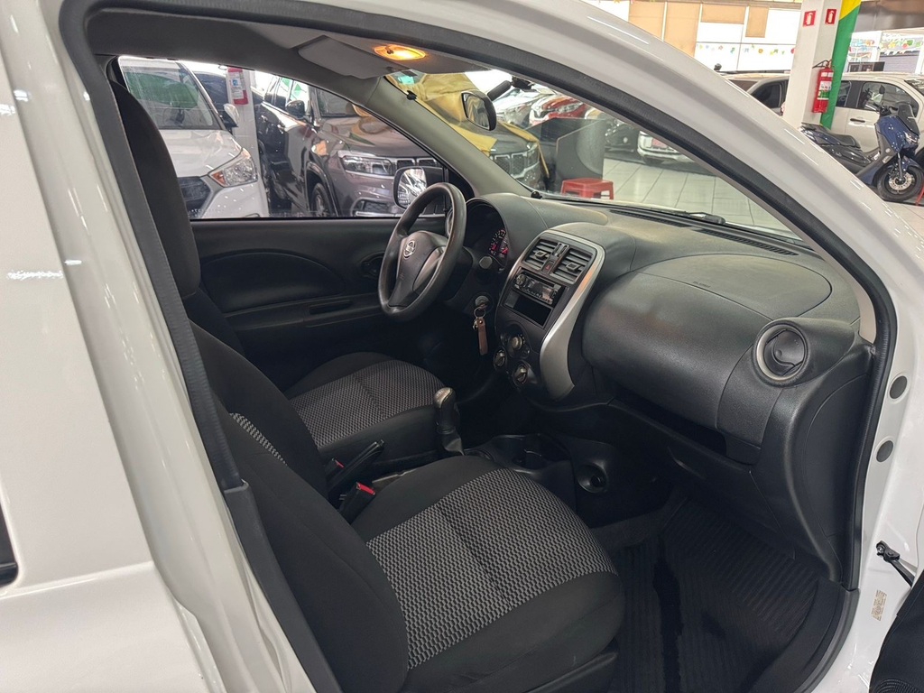 Nissan March Branco