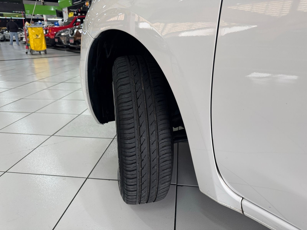 Nissan March Branco
