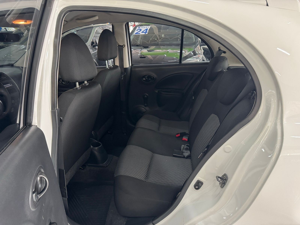 Nissan March Branco