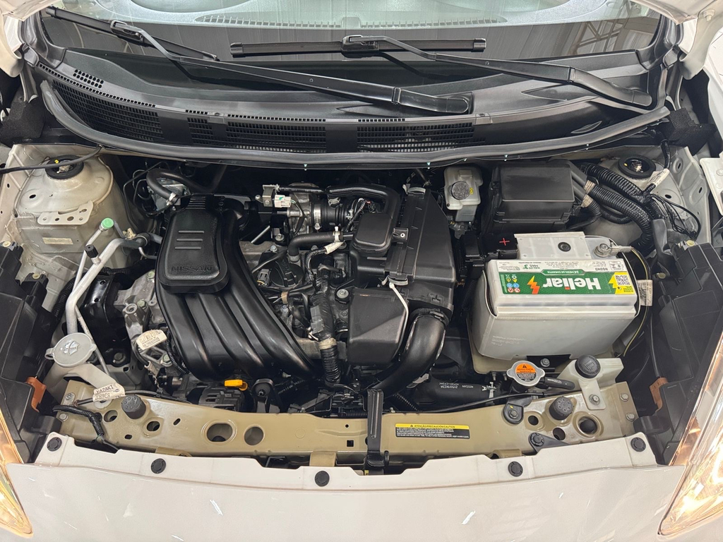 Nissan March Branco