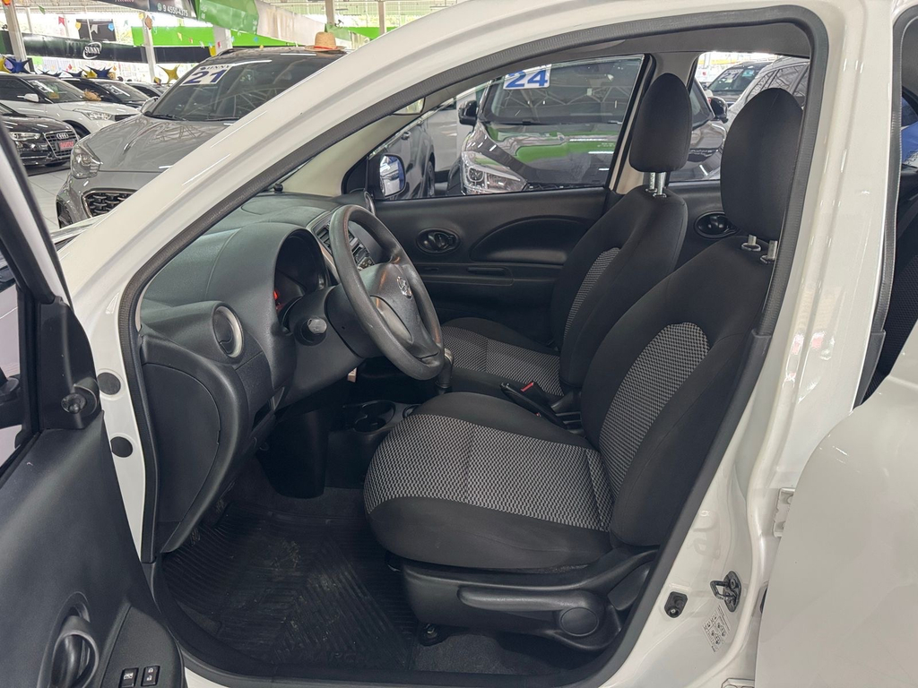 Nissan March Branco