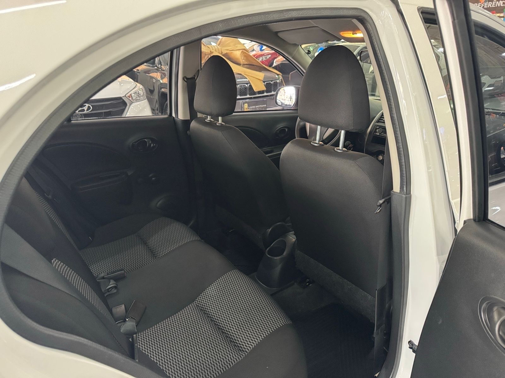 Nissan March Branco