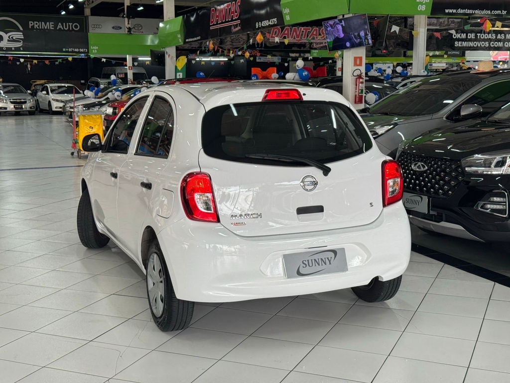 Nissan March Branco