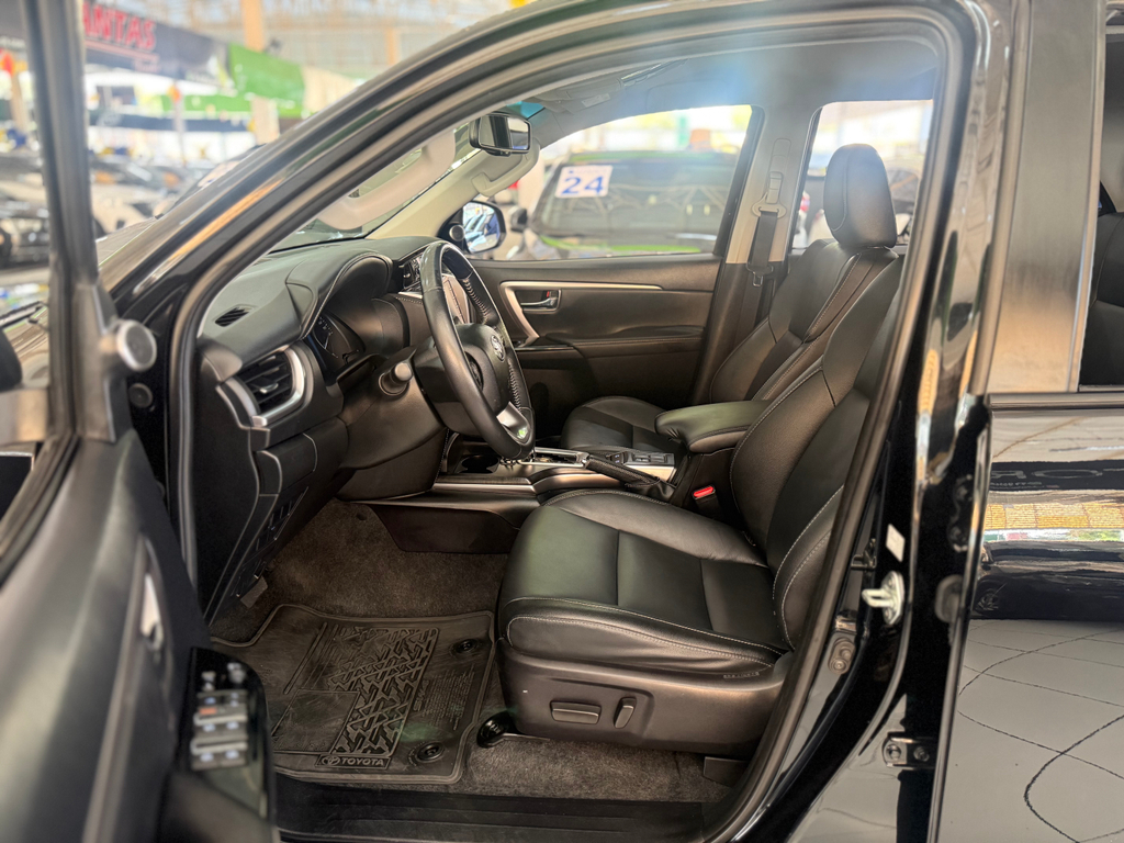Toyota Hilux SW4 Preto