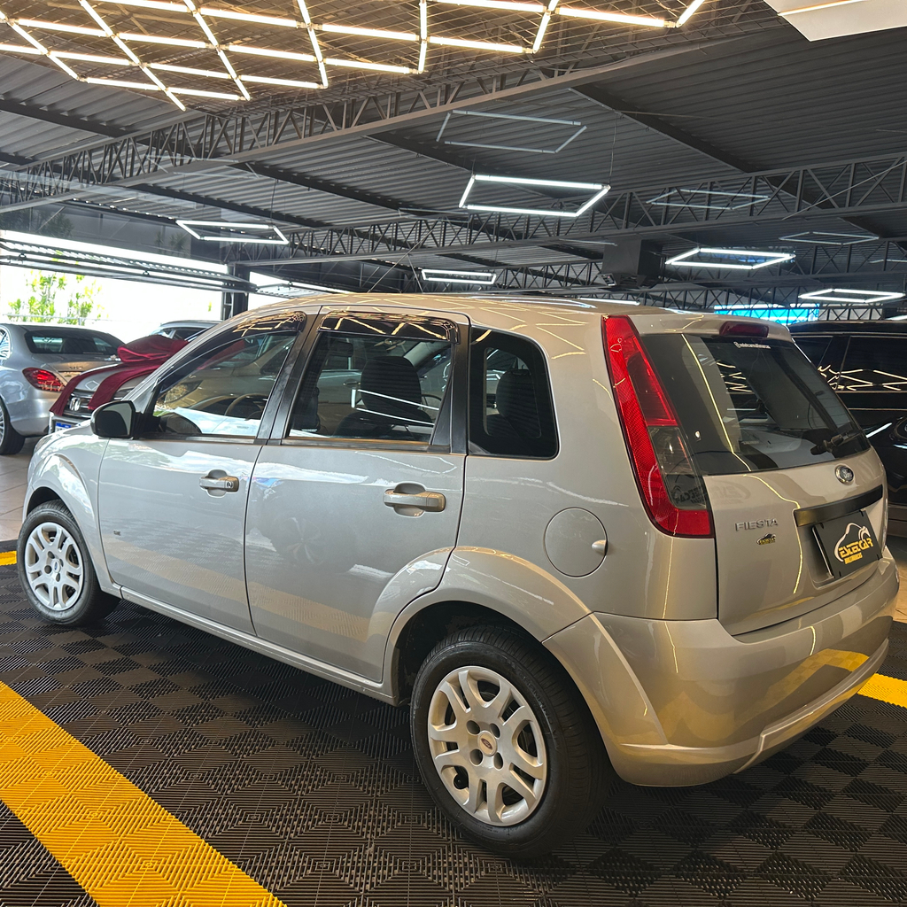 Ford Fiesta Hatch Prata