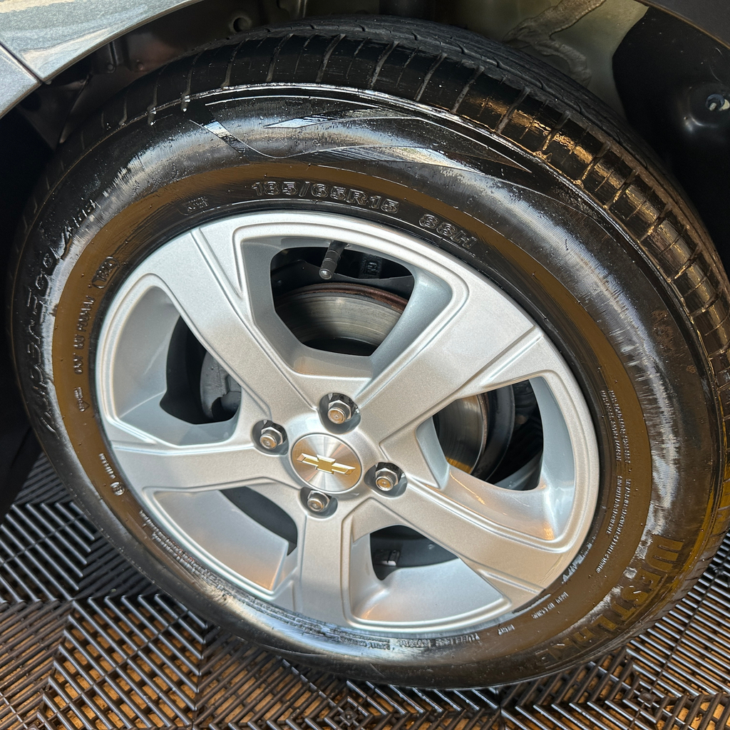 Chevrolet Onix Cinza