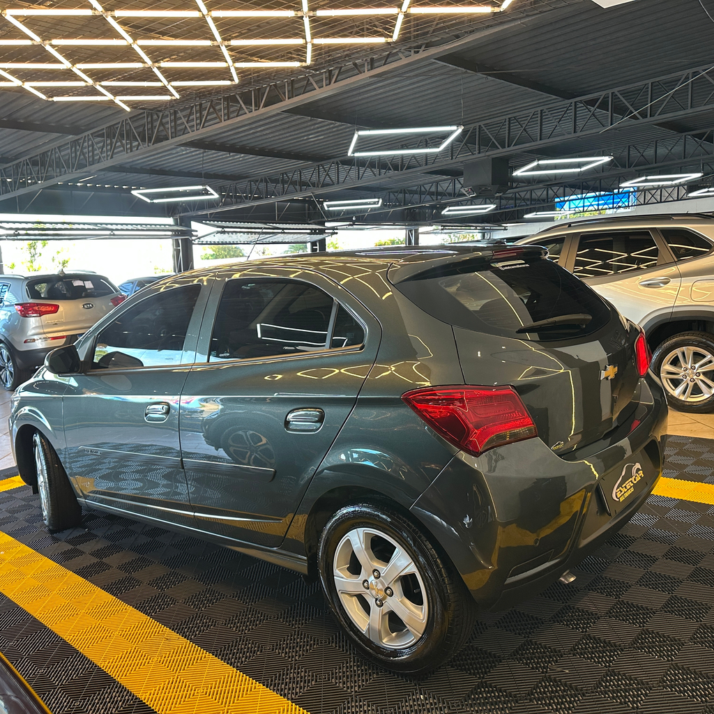 Chevrolet Onix Cinza