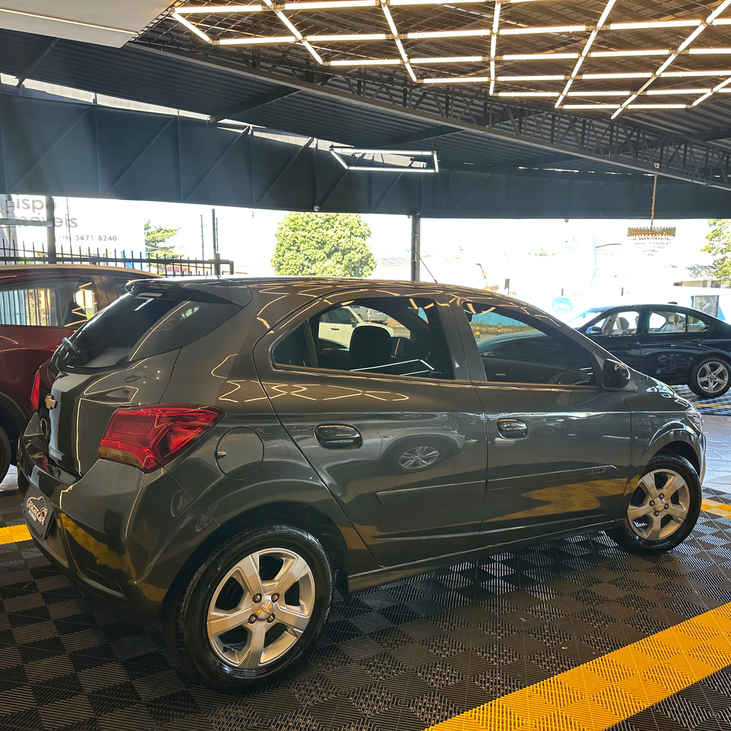 Chevrolet Onix Cinza
