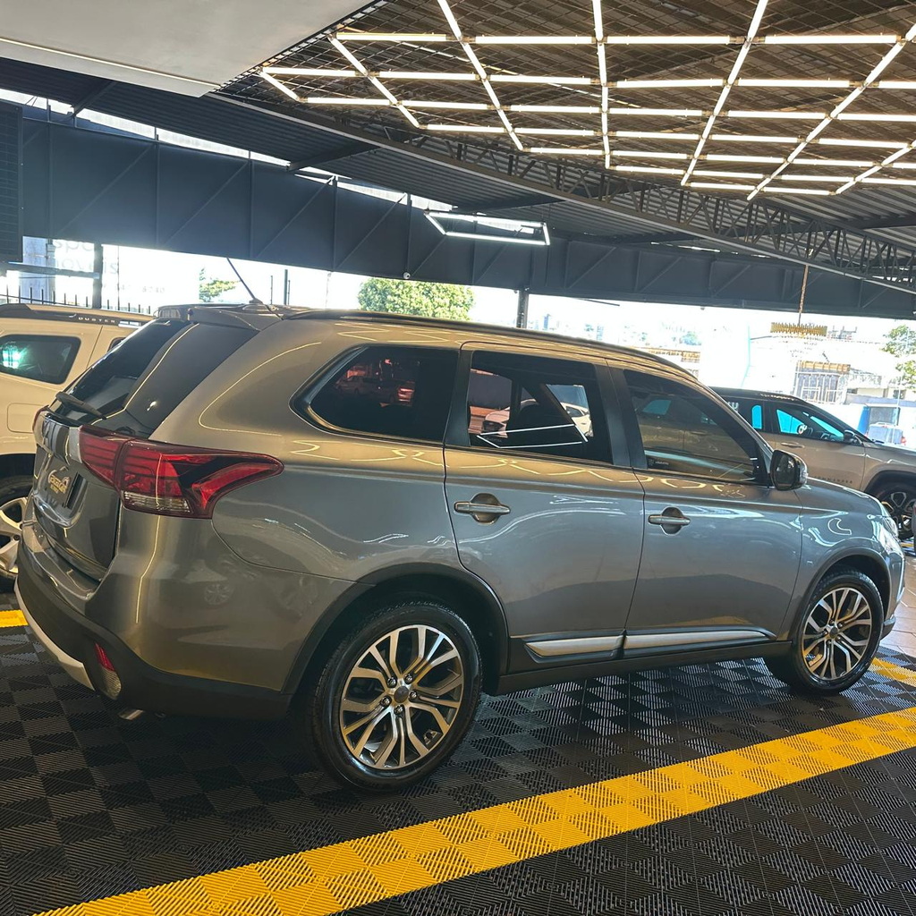 Mitsubishi Outlander Cinza