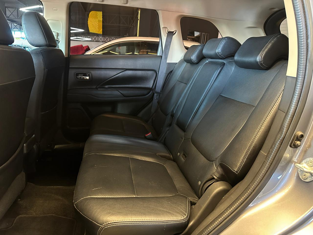 Mitsubishi Outlander Cinza