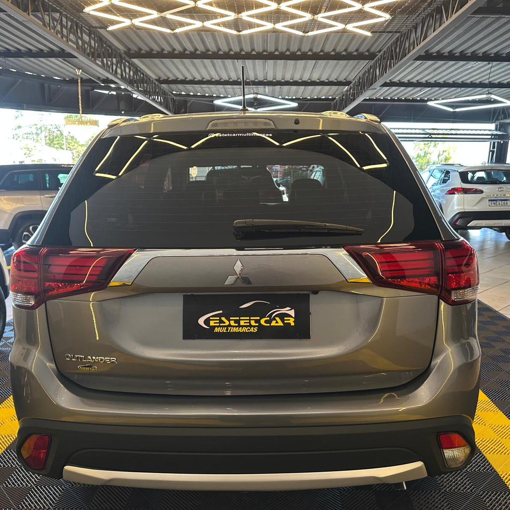 Mitsubishi Outlander Cinza