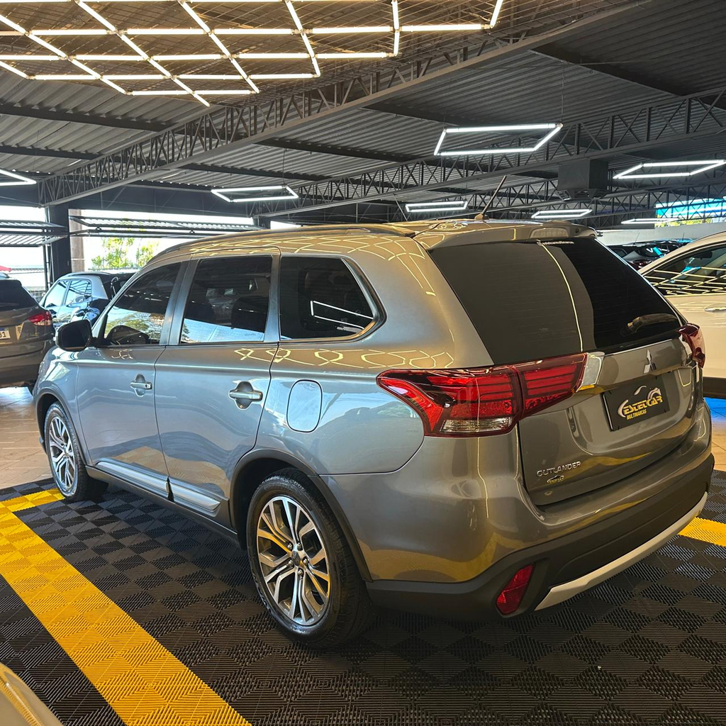 Mitsubishi Outlander Cinza