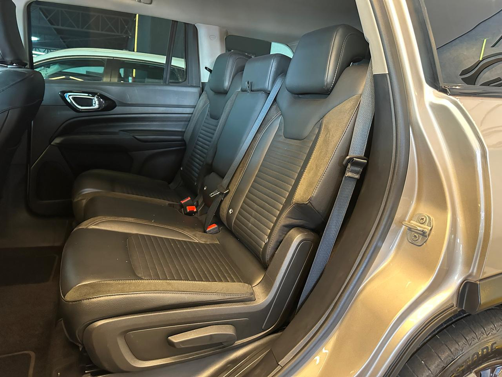 Jeep Commander Dourado