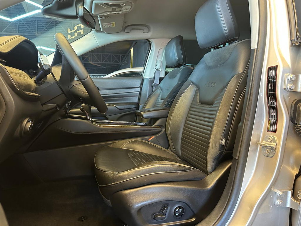 Jeep Commander Dourado