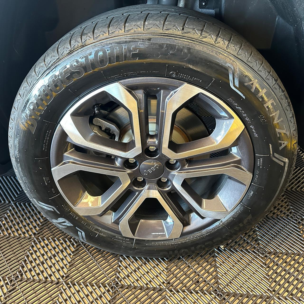 Jeep Commander Dourado