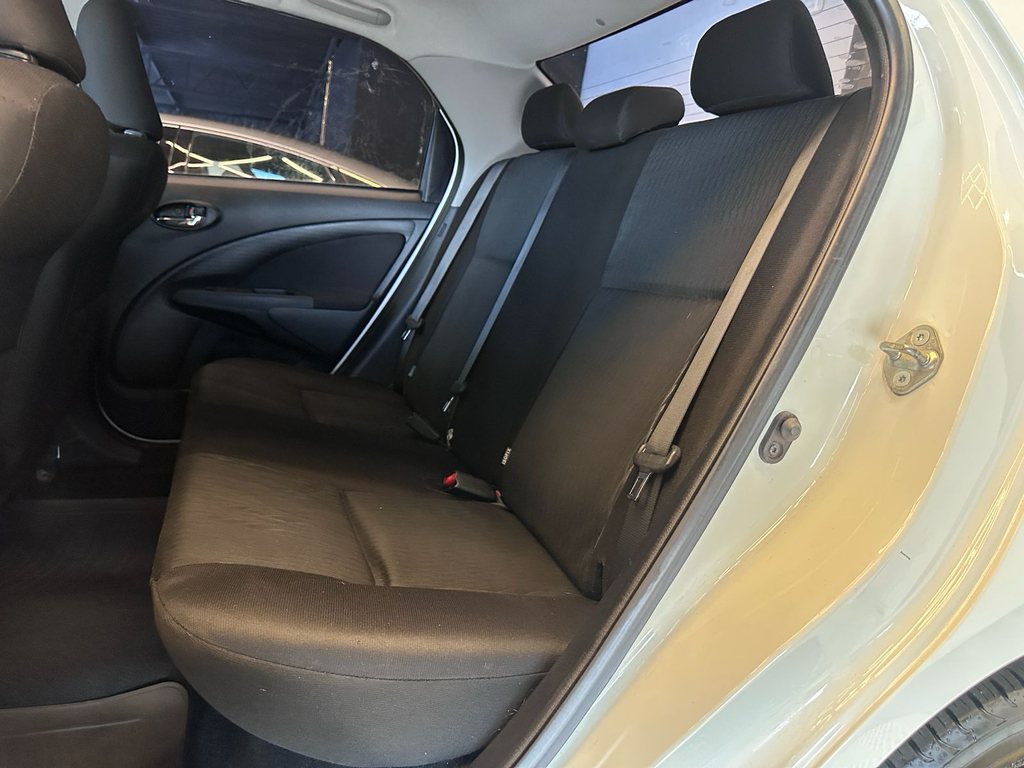Toyota Etios Sedan Branco