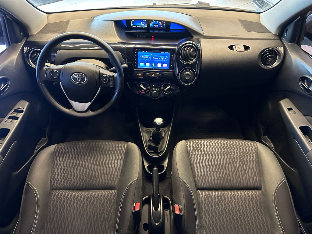 Toyota Etios Sedan Branco