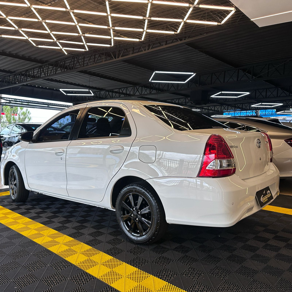 Toyota Etios Sedan Branco
