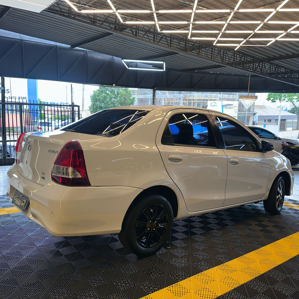 Toyota Etios Sedan Branco