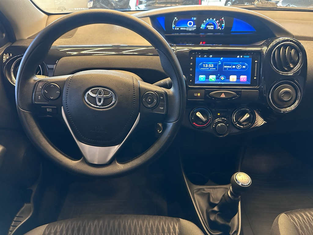 Toyota Etios Sedan Branco