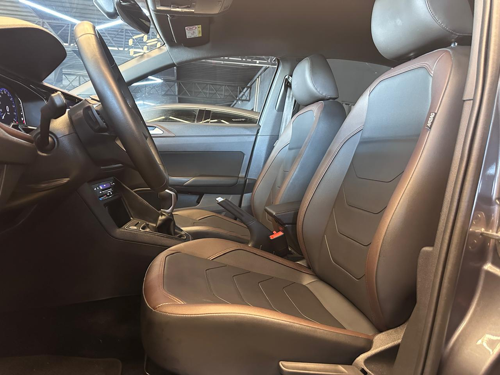 Volkswagen Virtus Cinza