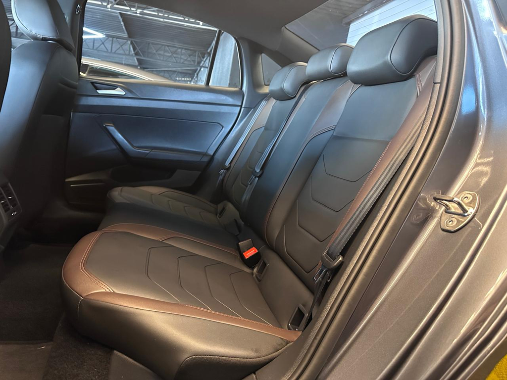 Volkswagen Virtus Cinza